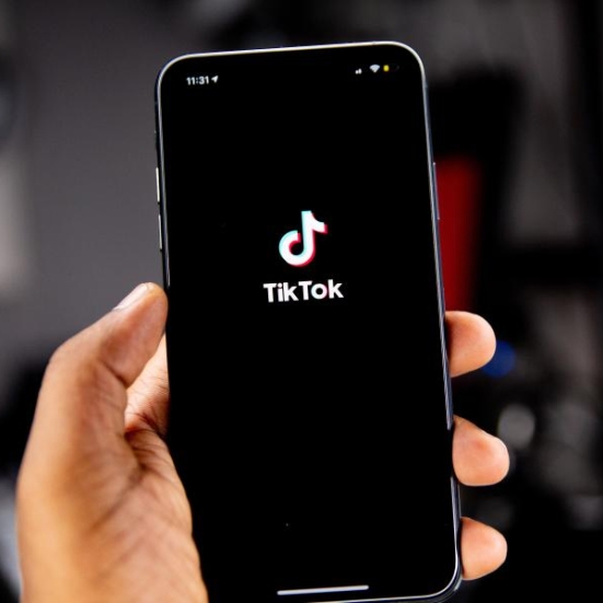 Billedet af smartphone, der viser TikToks logo