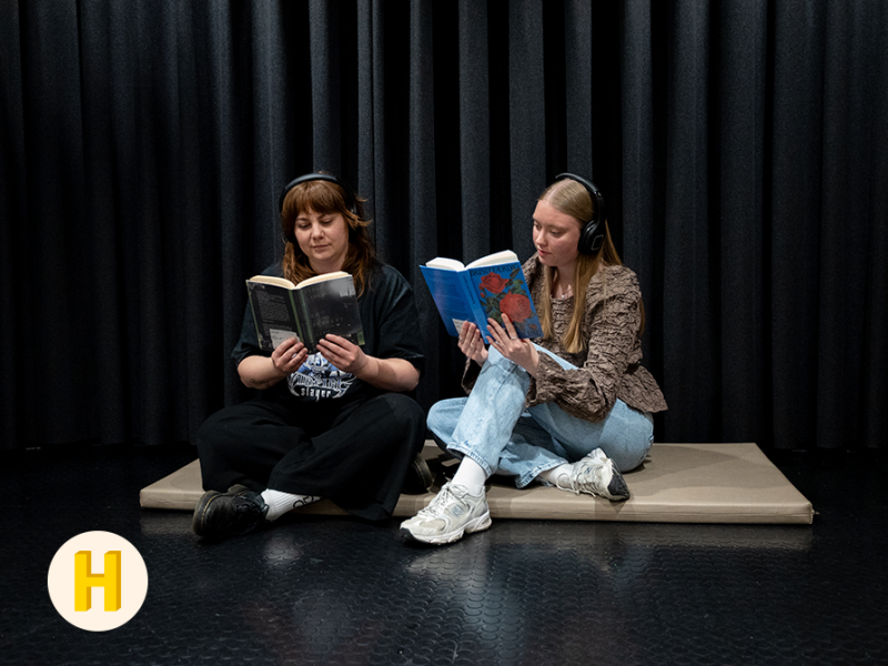 Foto af to kvinder, der sidder og læser