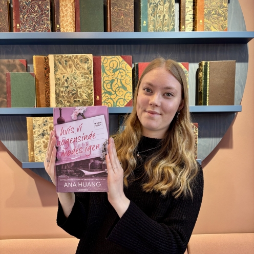 Ditte med bogen Hvis vi nogensinde mødes igen 