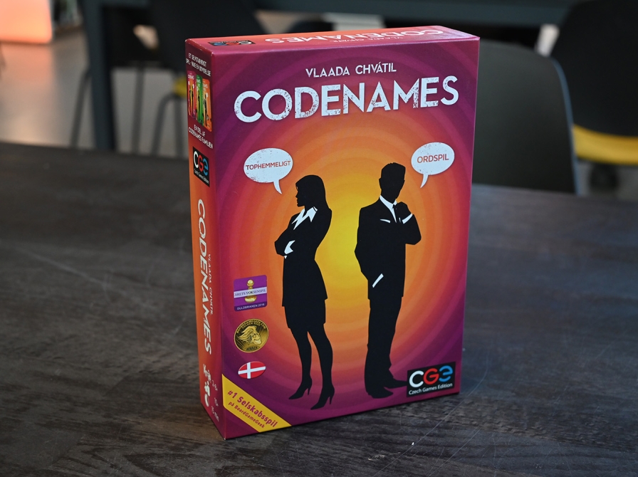 Billede af brætspil på et bord på Silkeborg Bibliotek